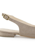 Vista trasera de flat beige para mujer con diseño destalonado de piso y pulsera con hebilla ajustable