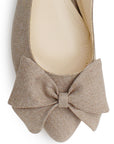 Vista de material sintético en flats beige para mujer con moño en punta fina destalonado con pulsera ajustable trasera