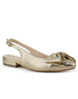 Vista diagonal de flats dorados para mujer con punta fina con moño destalonado y correa ajustable