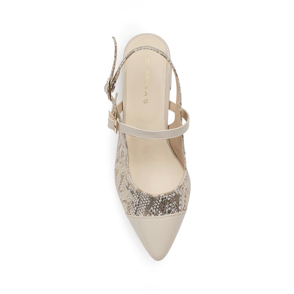Vista superior de zapatilla beige destalonada con punta cerrada fina para mujer