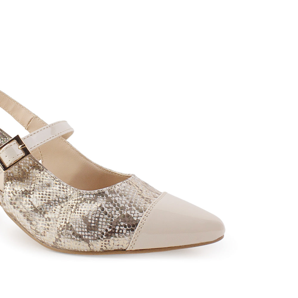Vista a detalle de zapatilla destalonada beige para mujer con punta fina cerrada, doble ajuste de pulsera y tacón ancho de 5cm