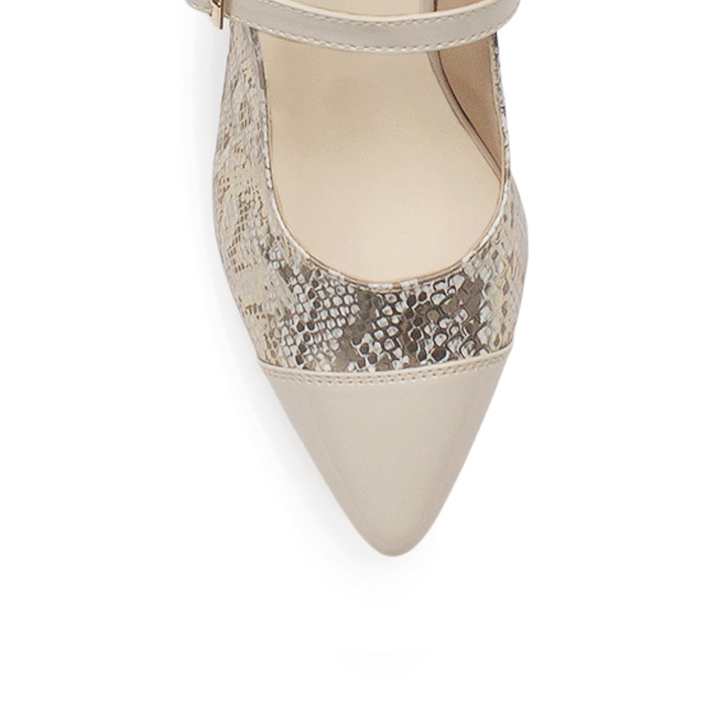 Vista de material charol en zapatilla destalonada para mujer con punta fina cerrada y tacón bajo de 5cm en color beige