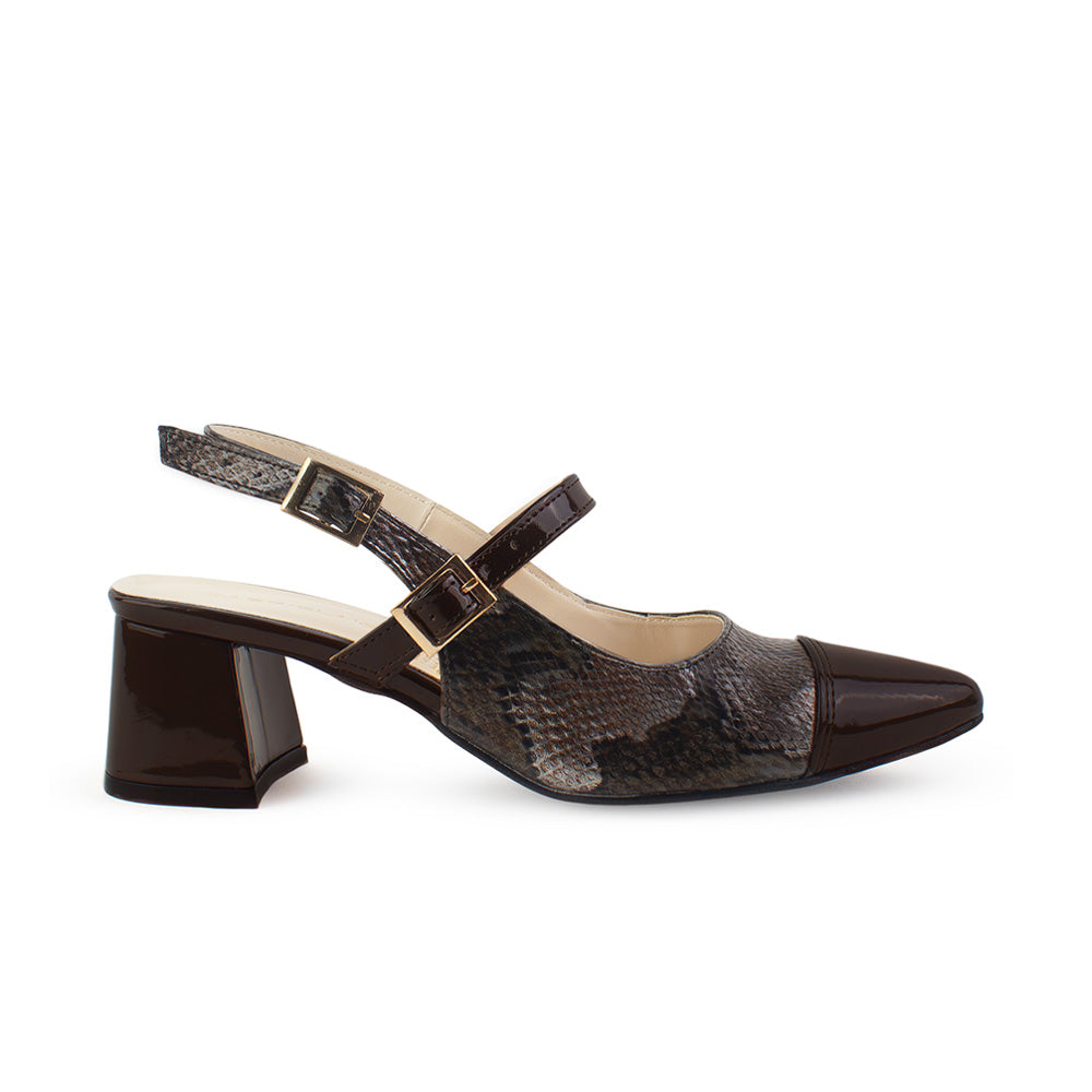 Vista lateral de zapatilla café destalonada para mujer con tacón ancho de 5cm y punta fina