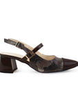 Vista lateral de zapatilla café destalonada para mujer con tacón ancho de 5cm y punta fina