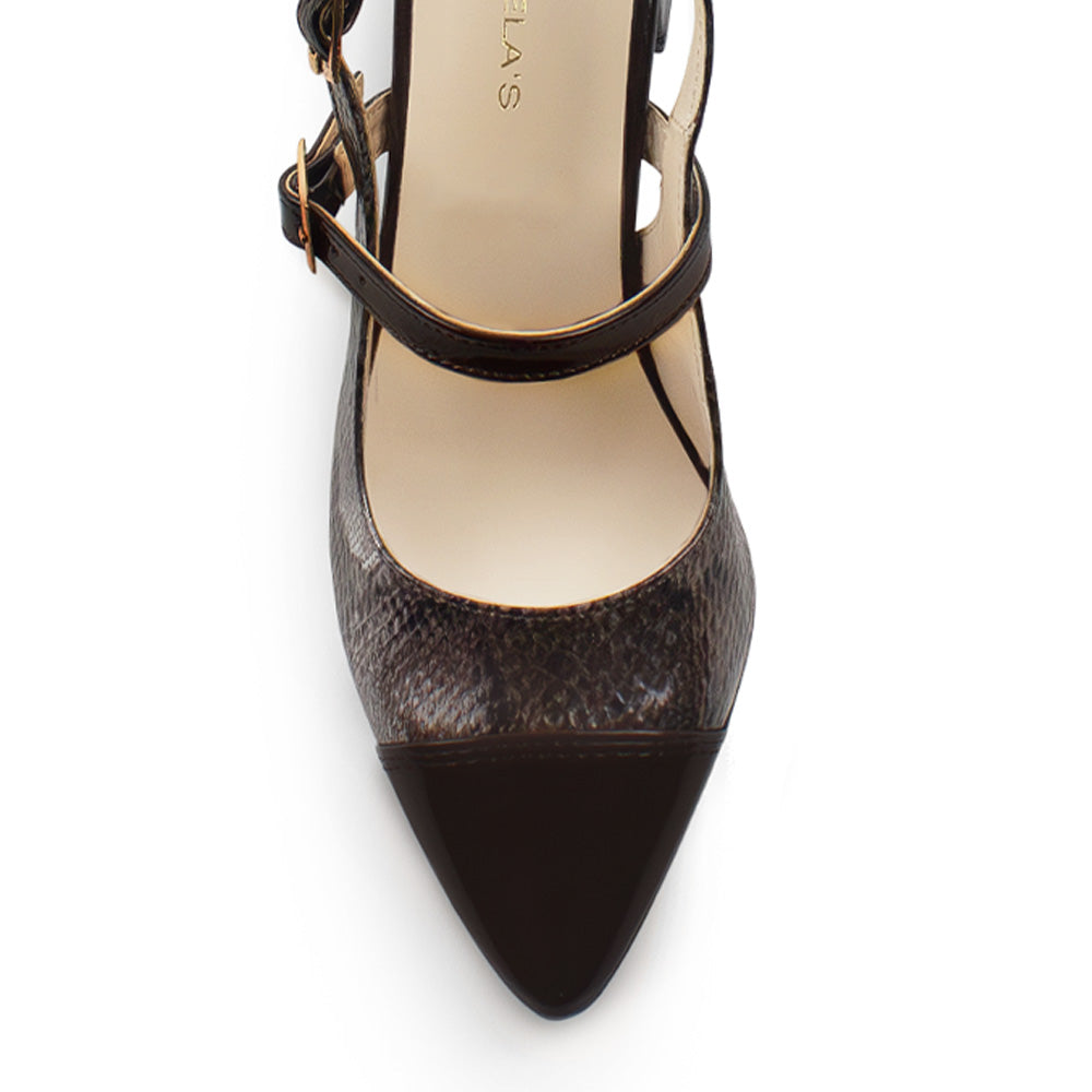 Vista de material charol en zapatilla destalonada para mujer con punta fina cerrada y tacón bajo de 5cm en color café