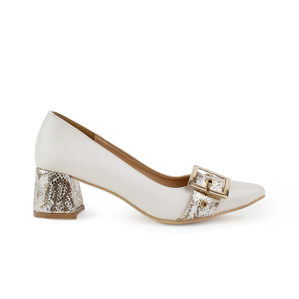 Vista lateral de zapatilla beige de charol con herraje y tacón bajo 5 cm para dama 