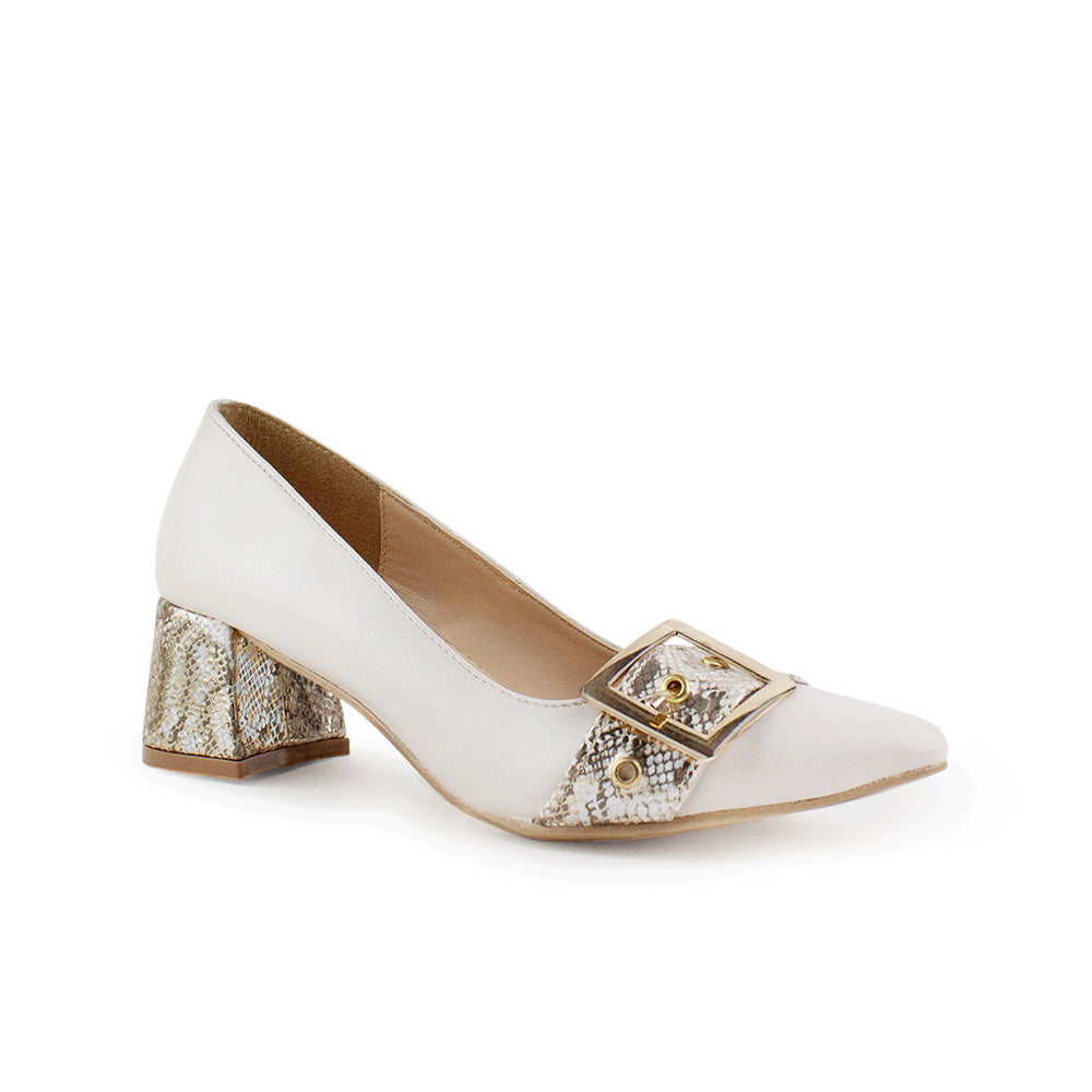 Vista diagonal de zapatilla beige de charol para dama con herraje metálico y tacón bajo 5 cm 