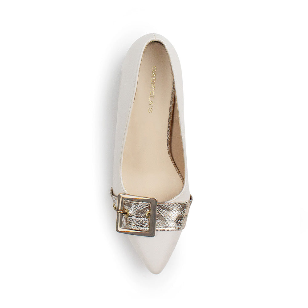 Vista superior de zapatilla beige de charol con punta fina tacón bajo 5 cm y punta fina 