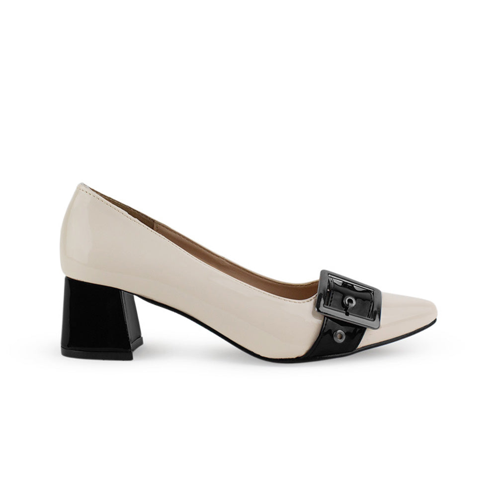 Vista lateral de zapatilla beige de charol detalles negros y tacón bajo 5 cm para dama 