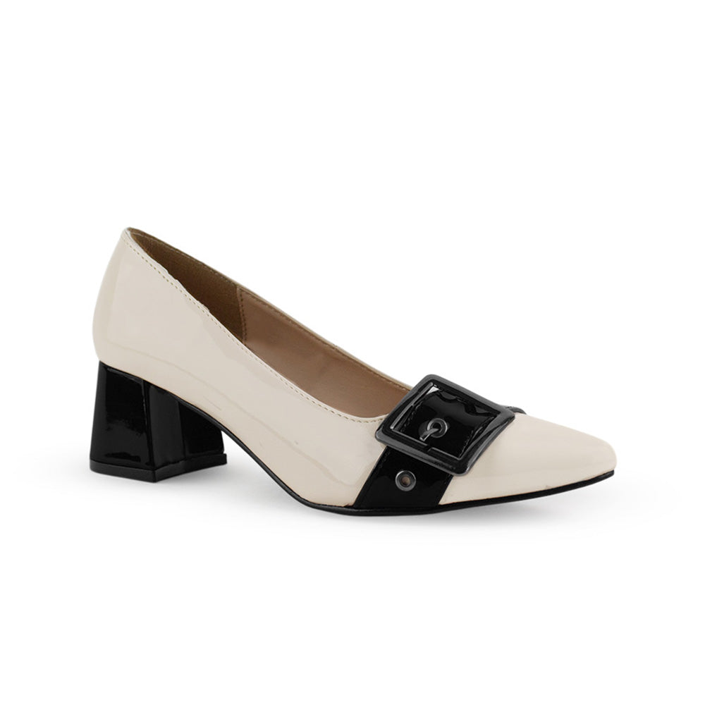 Vista diagonal de zapatilla beige de charol para dama con detalles negros y tacón bajo 5 cm 