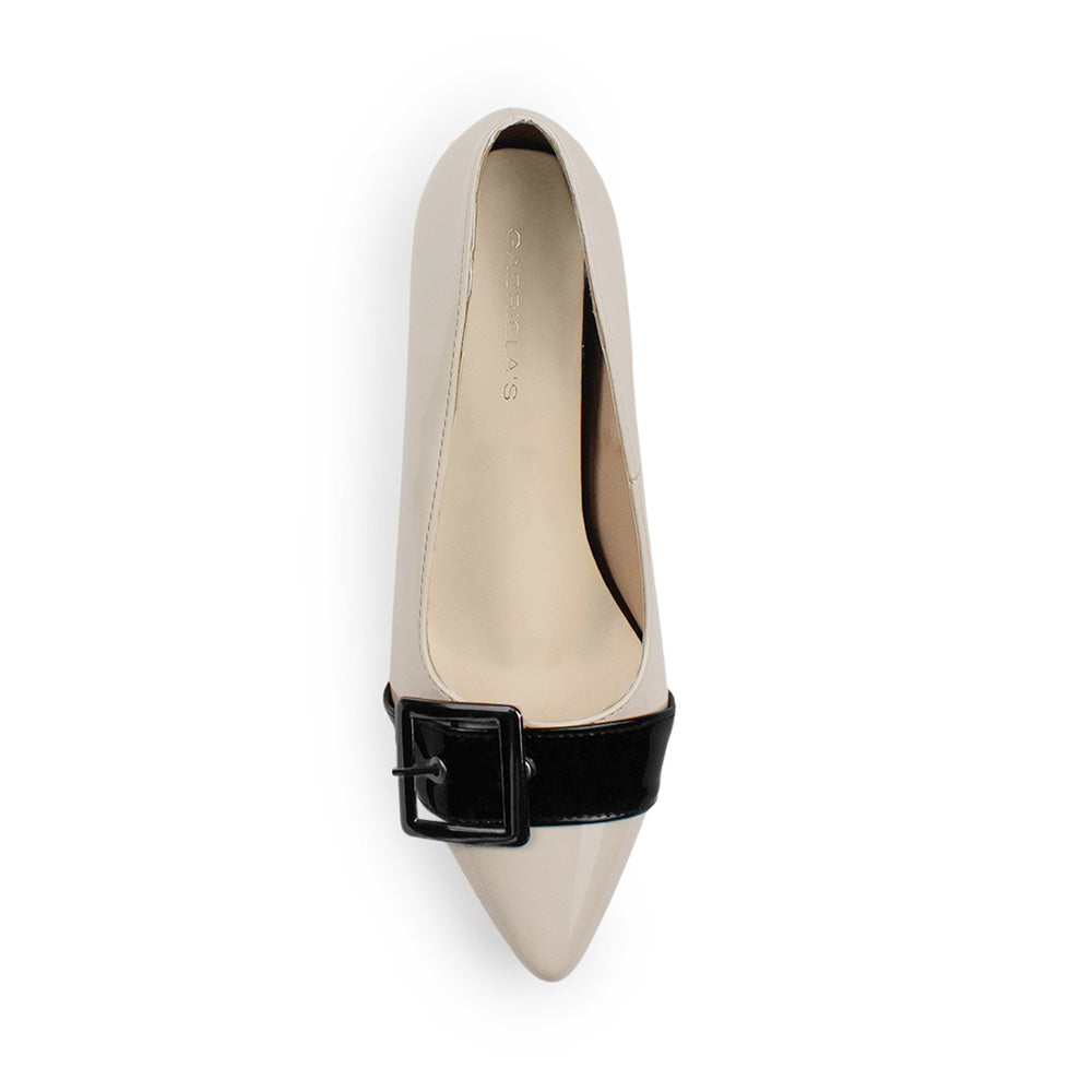 Vista superior de zapatilla beige de charol con punta fina tacón bajo 5 cm y detalles negros  