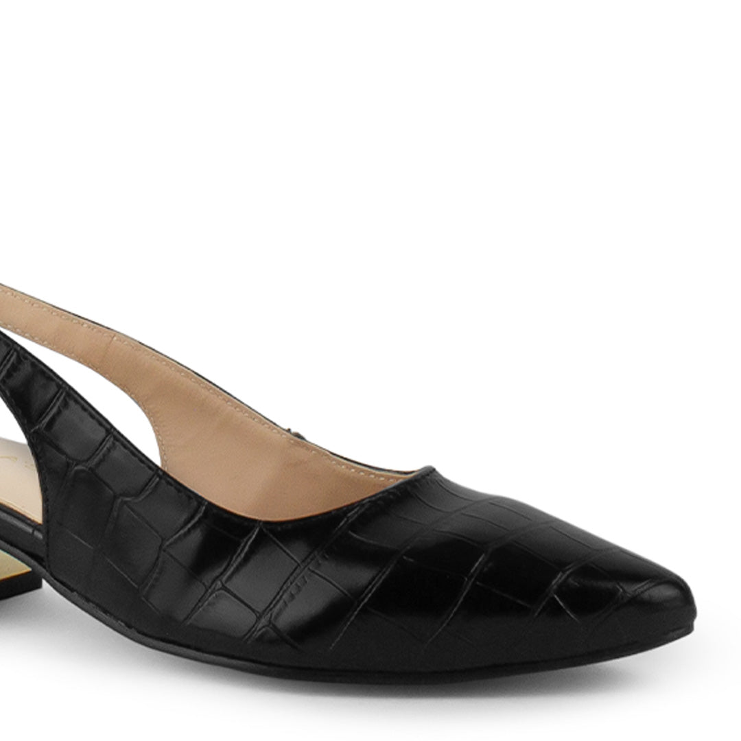Vista a detalle de punta fina cerrada en zapatilla negra para mujer con correa ajustable y tacón bajo de 5cm