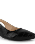 Vista a detalle de punta fina cerrada en zapatilla negra para mujer con correa ajustable y tacón bajo de 5cm