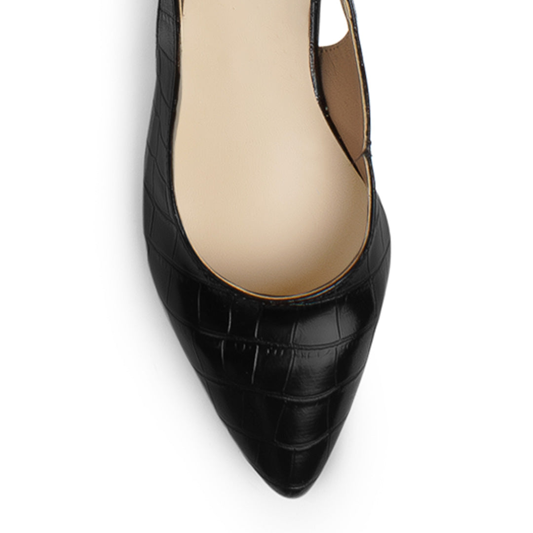 Vista de material sintético en zapatilla destalonada para mujer con correa ajustable punta fina cerrada y tacón bajo cuadrado en color negro