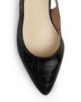 Vista de material sintético en zapatilla destalonada para mujer con correa ajustable punta fina cerrada y tacón bajo cuadrado en color negro