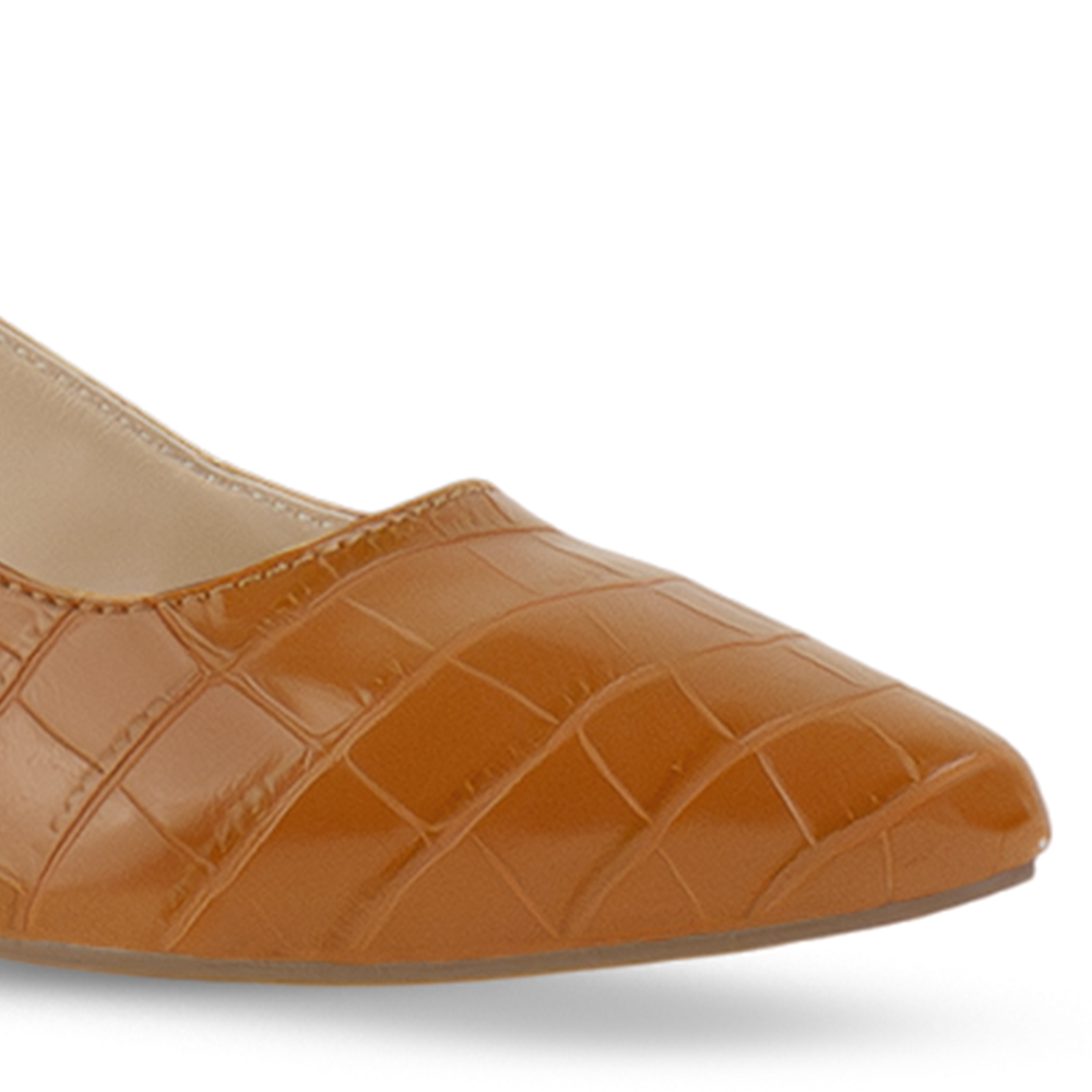 Vista a detalle de punta fina cerrada en zapatilla café para mujer con correa ajustable y tacón bajo de 5cm