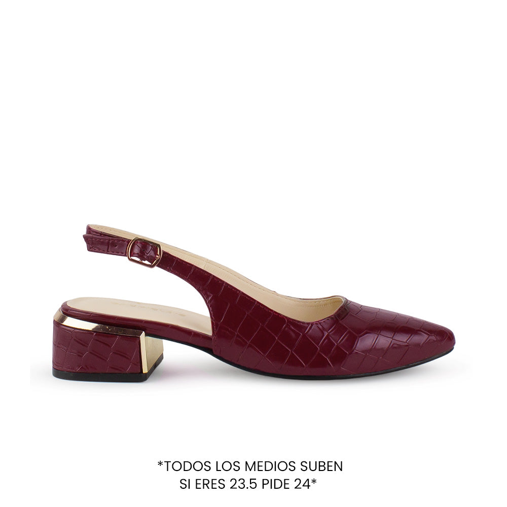 Vista lateral de zapatilla vino destalonadas para mujer con pulsera ajustable punta fina y tacón bajo cuadrado de 5cm 