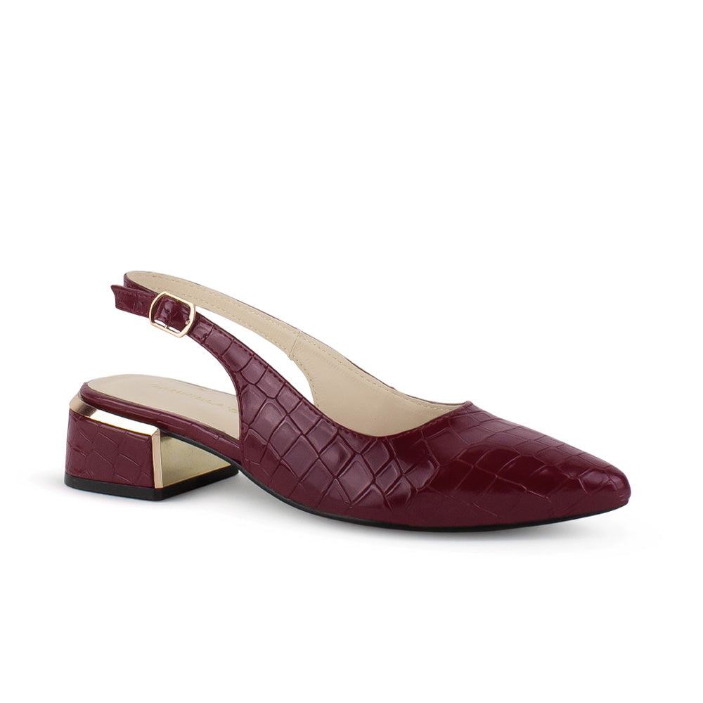 Vista diagonal de zapatilla destalonada para mujer con punta fina cerrada correa ajustable y tacón bajo cuadrado de 5cm en color vino 