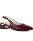 Vista diagonal de zapatilla destalonada para mujer con punta fina cerrada correa ajustable y tacón bajo cuadrado de 5cm en color vino 