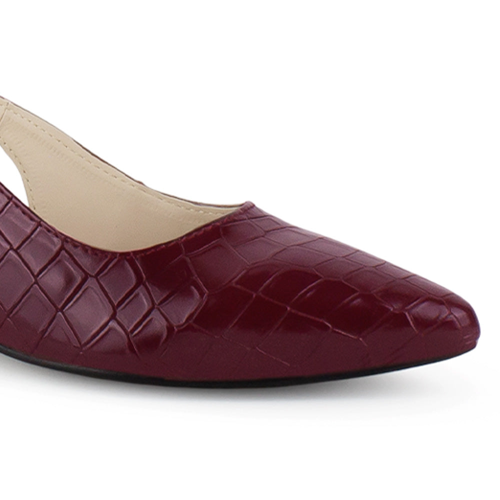 Vista a detalle de punta fina cerrada en zapatilla vino para mujer con correa ajustable y tacón bajo de 5cm