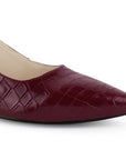 Vista a detalle de punta fina cerrada en zapatilla vino para mujer con correa ajustable y tacón bajo de 5cm