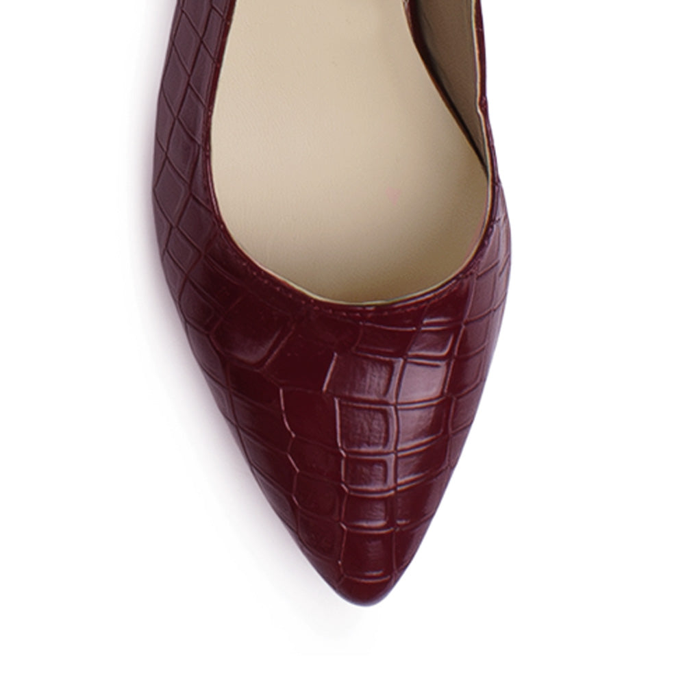 Vista de material sintético en zapatilla destalonada para mujer con correa ajustable punta fina cerrada y tacón bajo cuadrado en color vino