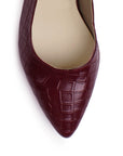 Vista de material sintético en zapatilla destalonada para mujer con correa ajustable punta fina cerrada y tacón bajo cuadrado en color vino