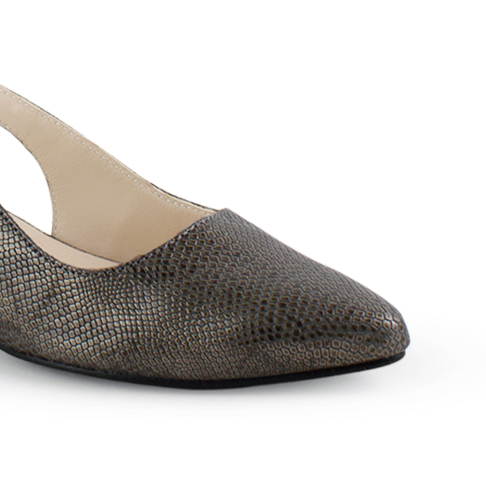 Vista a detalle de punta fina cerrada en zapatilla gris para mujer con correa ajustable y tacón bajo de 5cm