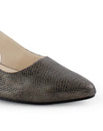 Vista a detalle de punta fina cerrada en zapatilla gris para mujer con correa ajustable y tacón bajo de 5cm