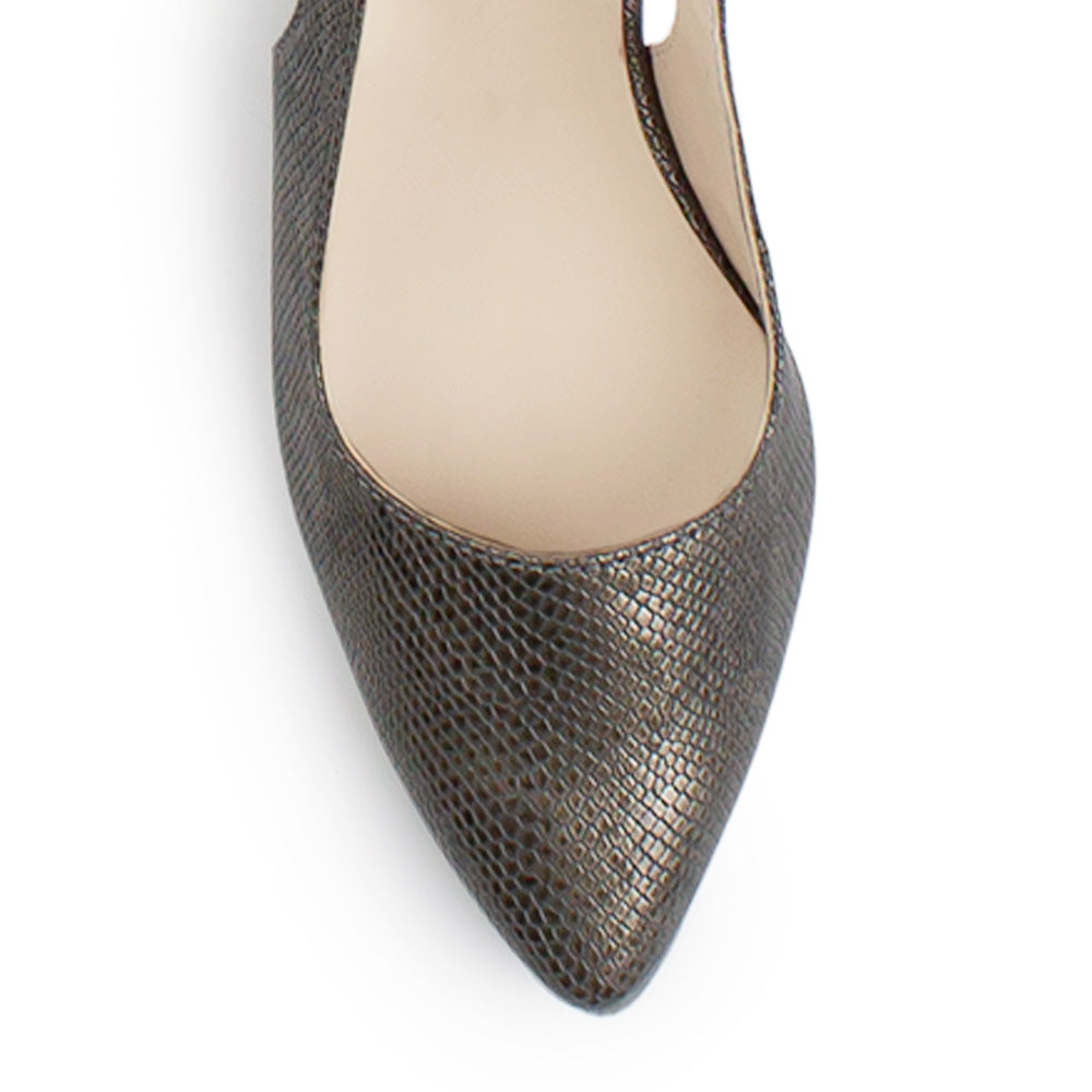 Vista de material sintético en zapatilla destalonada para mujer con correa ajustable punta fina cerrada y tacón bajo cuadrado en color gris