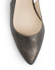 Vista de material sintético en zapatilla destalonada para mujer con correa ajustable punta fina cerrada y tacón bajo cuadrado en color gris