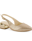 Vista diagonal de zapatilla destalonada para mujer con punta fina cerrada correa ajustable y tacón bajo cuadrado de 5cm en color dorado