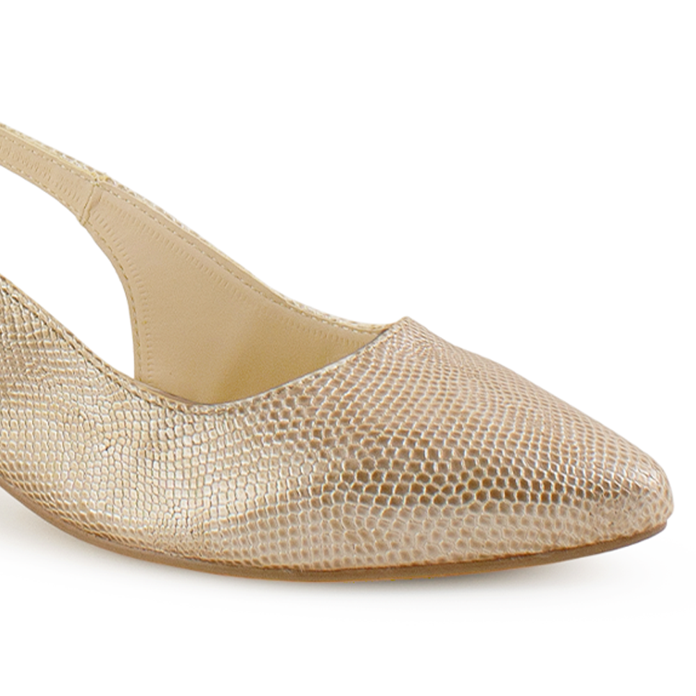 Vista a detalle de punta fina cerrada en zapatilla dorada para mujer con correa ajustable y tacón bajo de 5cm