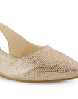 Vista a detalle de punta fina cerrada en zapatilla dorada para mujer con correa ajustable y tacón bajo de 5cm
