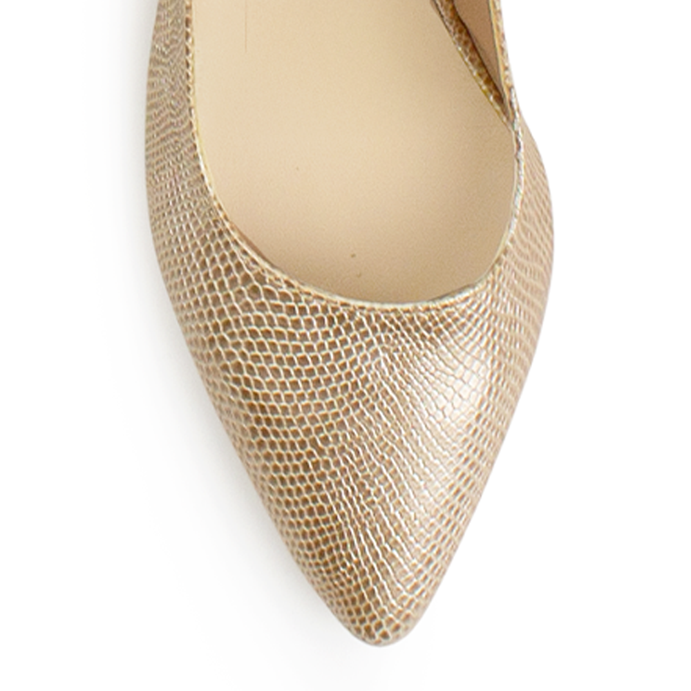 Vista de material sintético en zapatilla destalonada para mujer con correa ajustable punta fina cerrada y tacón bajo cuadrado en color dorado