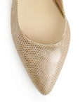 Vista de material sintético en zapatilla destalonada para mujer con correa ajustable punta fina cerrada y tacón bajo cuadrado en color dorado