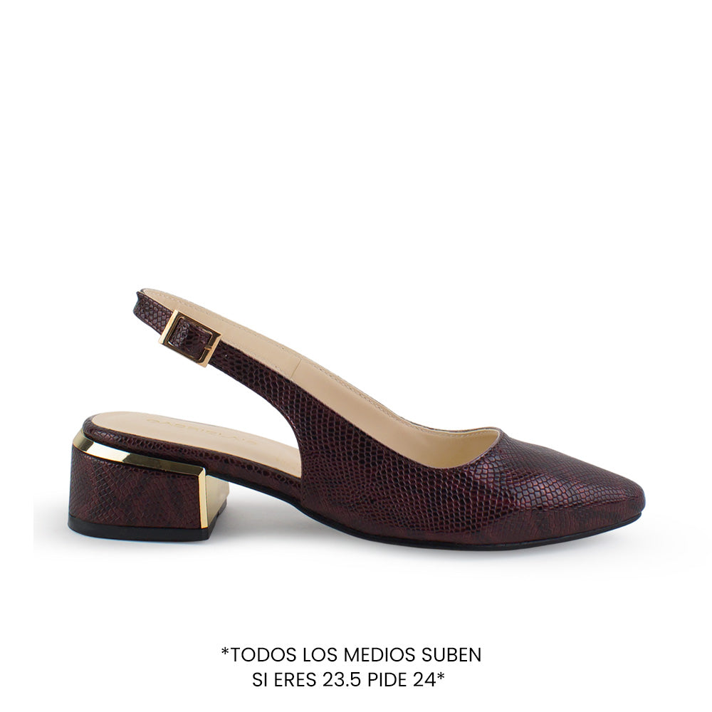 Vista lateral de zapatilla vino destalonadas para mujer con pulsera ajustable punta fina y tacón bajo cuadrado de 5cm 