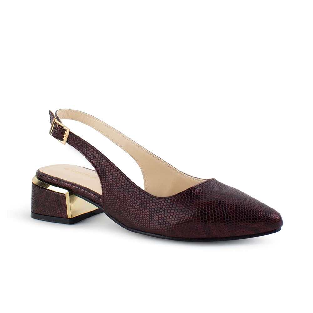 Vista diagonal de zapatilla destalonada para mujer con punta fina cerrada correa ajustable y tacón bajo cuadrado de 5cm en color vino 