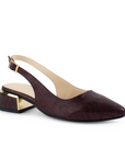 Vista diagonal de zapatilla destalonada para mujer con punta fina cerrada correa ajustable y tacón bajo cuadrado de 5cm en color vino 