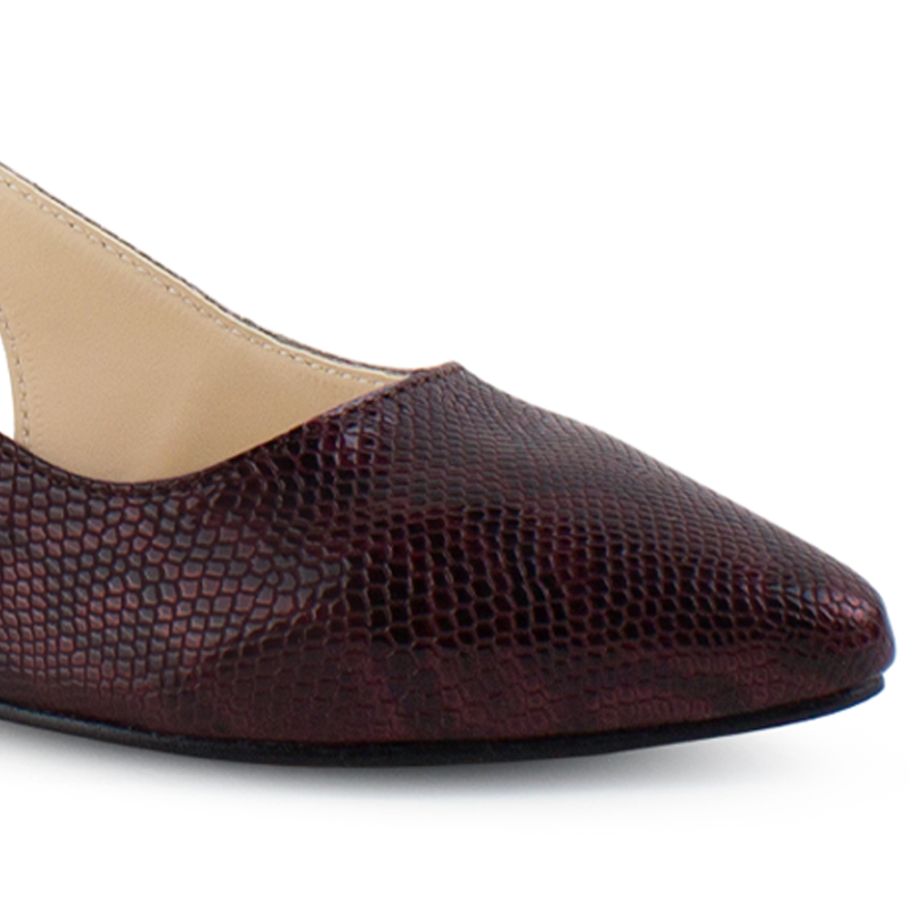 Vista a detalle de punta fina cerrada en zapatilla vino para mujer con correa ajustable y tacón bajo de 5cm