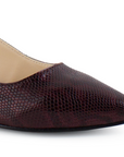 Vista a detalle de punta fina cerrada en zapatilla vino para mujer con correa ajustable y tacón bajo de 5cm