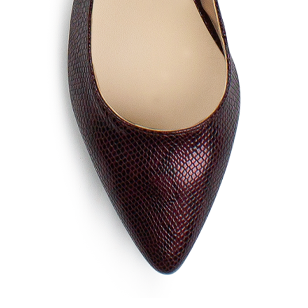 Vista de material sintético en zapatilla destalonada para mujer con correa ajustable punta fina cerrada y tacón bajo cuadrado en color vino