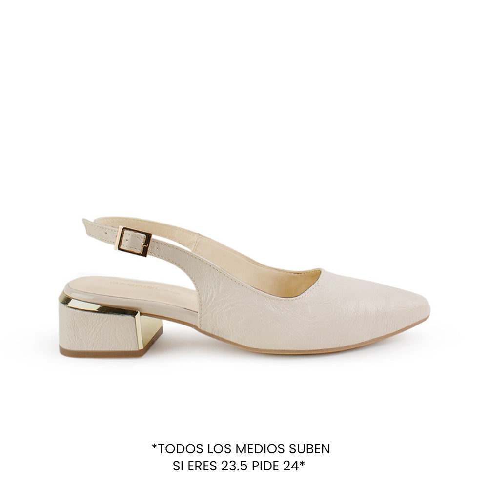 Vista lateral de zapatilla beige destalonadas para mujer con pulsera ajustable punta fina y tacón bajo cuadrado de 5cm 