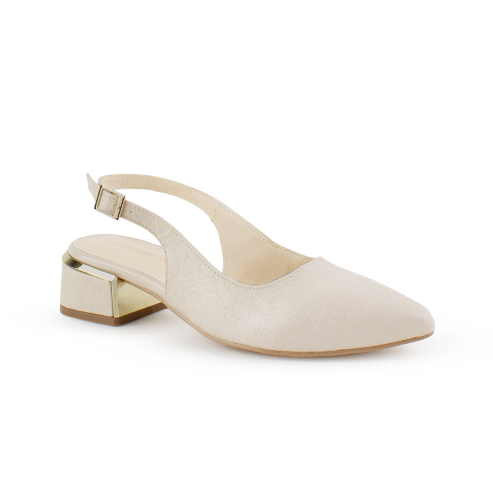 Vista diagonal de zapatilla destalonada para mujer con punta fina cerrada correa ajustable y tacón bajo cuadrado de 5cm en color beige 