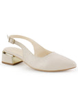 Vista diagonal de zapatilla destalonada para mujer con punta fina cerrada correa ajustable y tacón bajo cuadrado de 5cm en color beige 