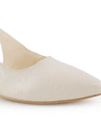 Vista a detalle de punta fina cerrada en zapatilla beige para mujer con correa ajustable y tacón bajo de 5cm