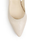 Vista de material charol en zapatilla destalonada para mujer con correa ajustable punta fina cerrada y tacón bajo cuadrado en color beige