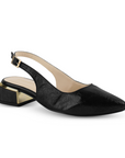 Vista diagonal de zapatilla destalonada para mujer con punta fina cerrada correa ajustable y tacón bajo cuadrado de 5cm en color negro 