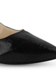 Vista a detalle de punta fina cerrada en zapatilla negra para mujer con correa ajustable y tacón bajo de 5cm