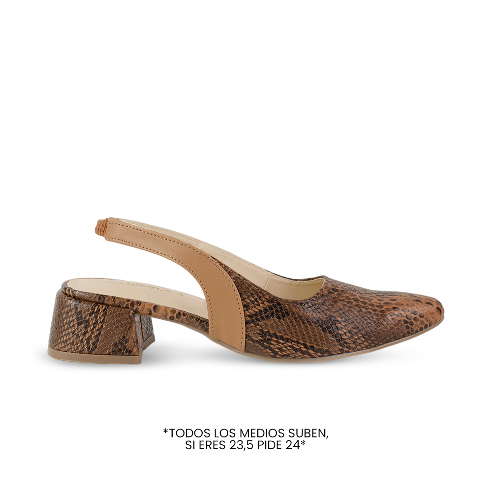 Vista lateral de zapatilla café para mujer con tacón ancho de 4cm y diseño destalonado